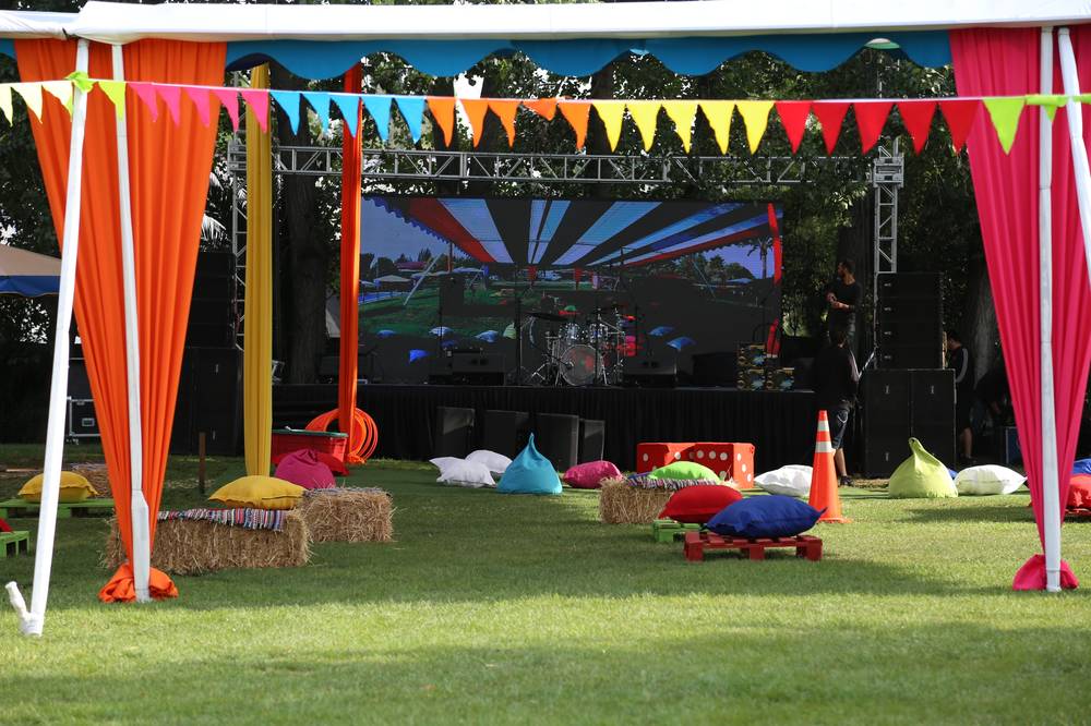 Montaje de escenario con pantalla LED y lounge exterior