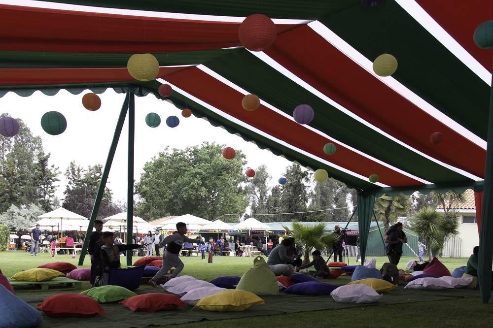 Carpa ambientada con faroles de colores y cojines de lounge