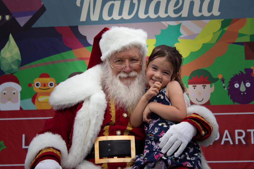 Niña sonriendo en una celebración navideña corporativa